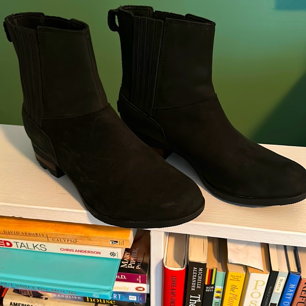 EUC Sorel waterproof suede Chelsea booties size 9.5